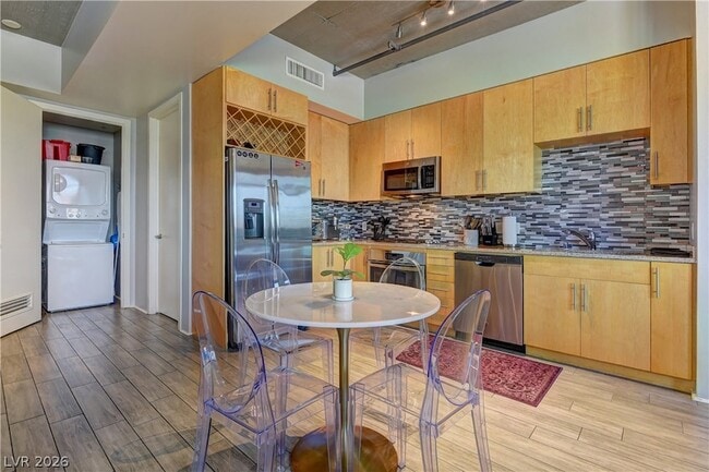 Building Photo - 353 E Bonneville Ave