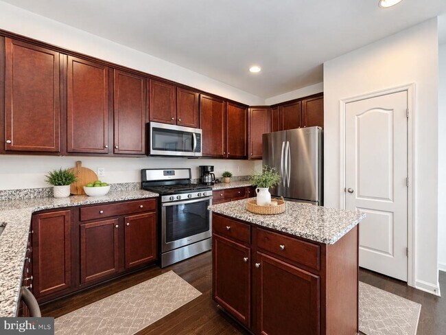 Building Photo - 4811 Hicks Dr