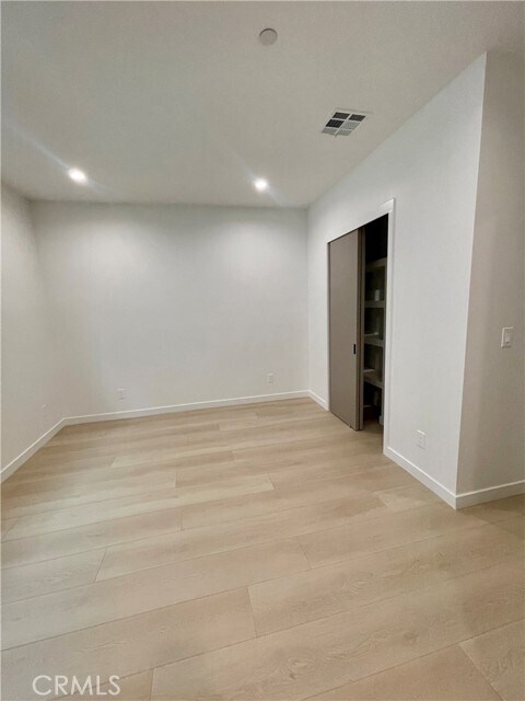 Building Photo - 613 W 41st Pl