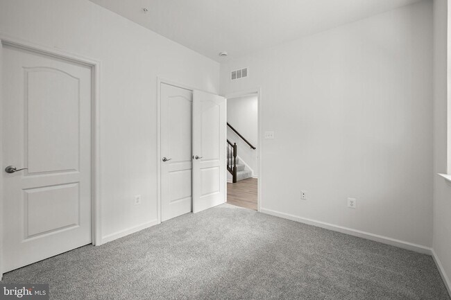 Building Photo - 643 Eastland Row