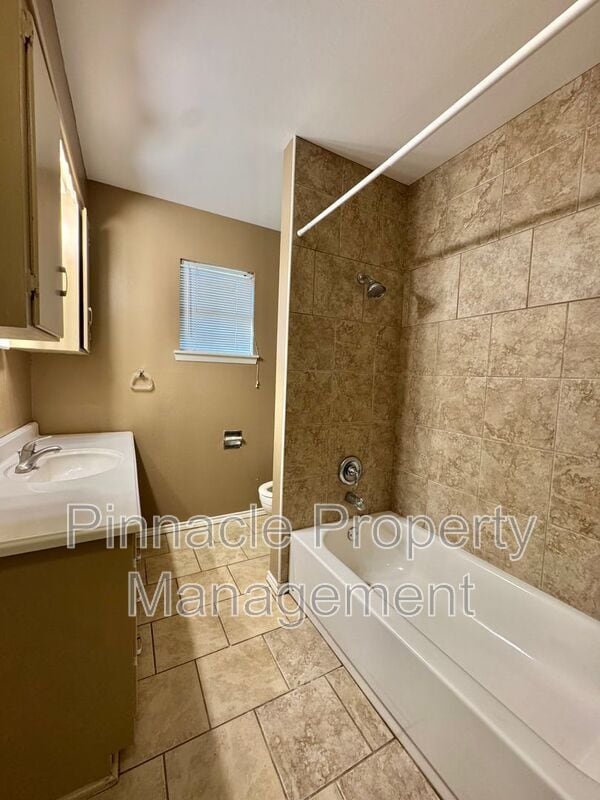 Building Photo - 247 Robin Hood Trail