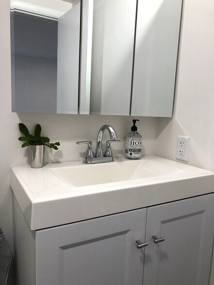 Large multi door medicine cabinet w/large rectangle sink - 1810 E Oakland Park Blvd