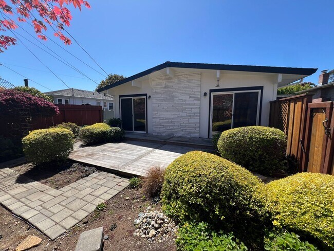 Building Photo - Charming 2BR/2BA Home Just Minutes from the Beach – Fully Landscaped, Spacious & Private