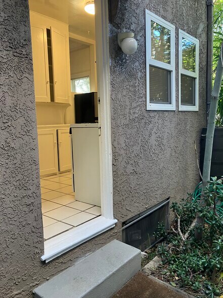 Building Photo - 2035 N Vista del Mar Ave