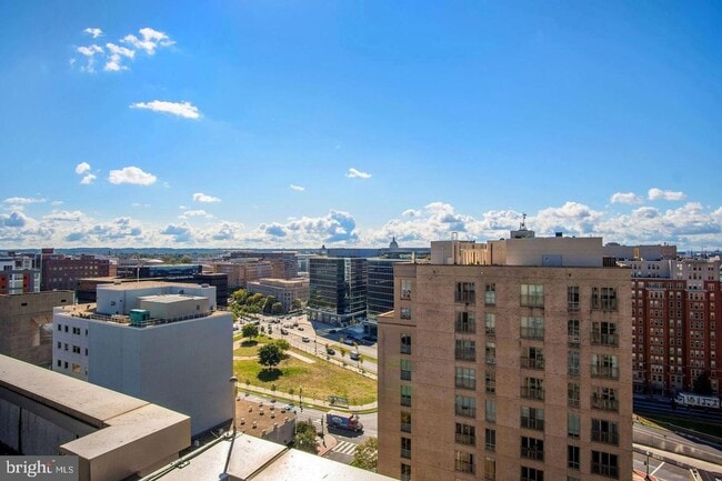 Building Photo - Incredible 11th Floor 2BR/2BA Condo (including reserved garage parking) in Vibrant Mount Vernon T...