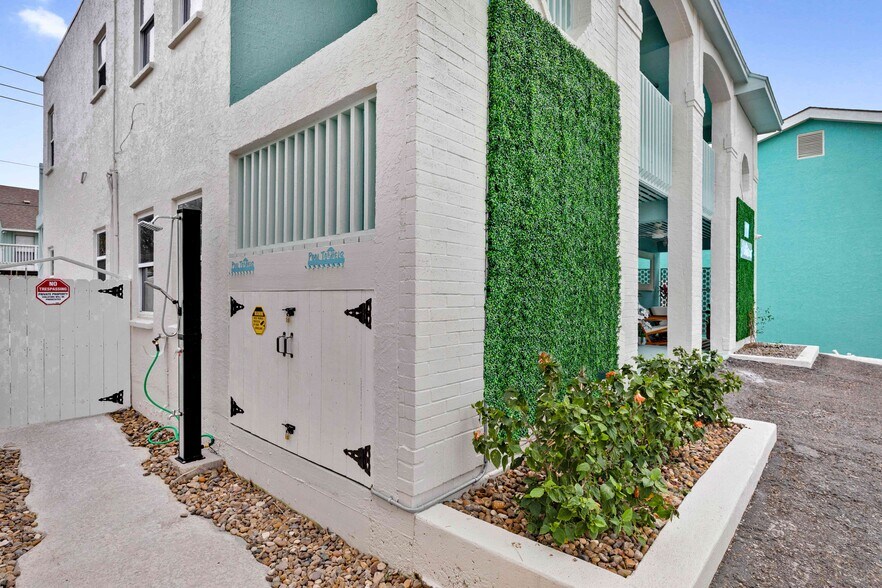 Building Photo - 111 E Hibiscus St