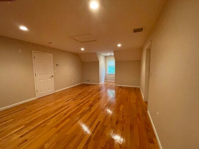 Building Photo - 53 Brewster Rd