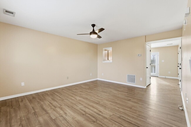 Building Photo - 405 Maryrose Dr