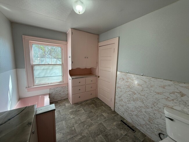 Building Photo - Large Country Home! Pet Friendly!