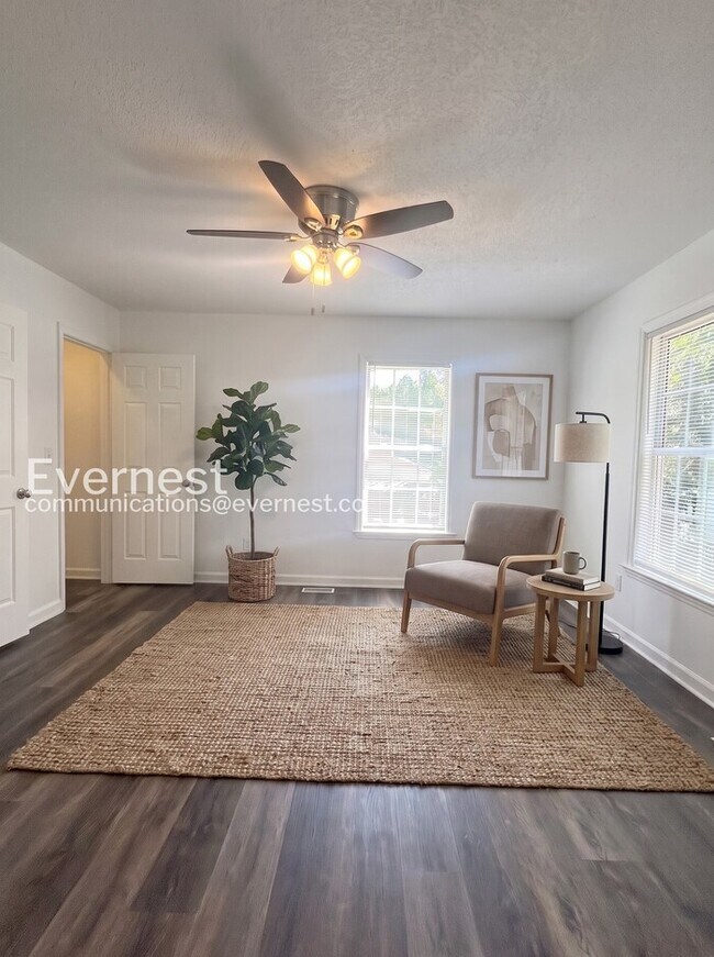Building Photo - 3 Bed, 2 Bath Home with Off-Street Parking / Available Now!