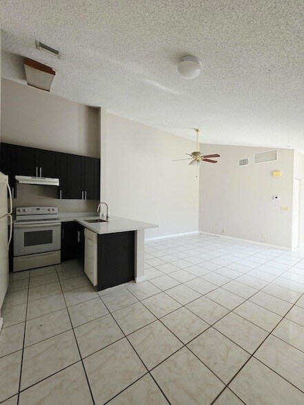 Building Photo - 1157 Hyacinth Pl