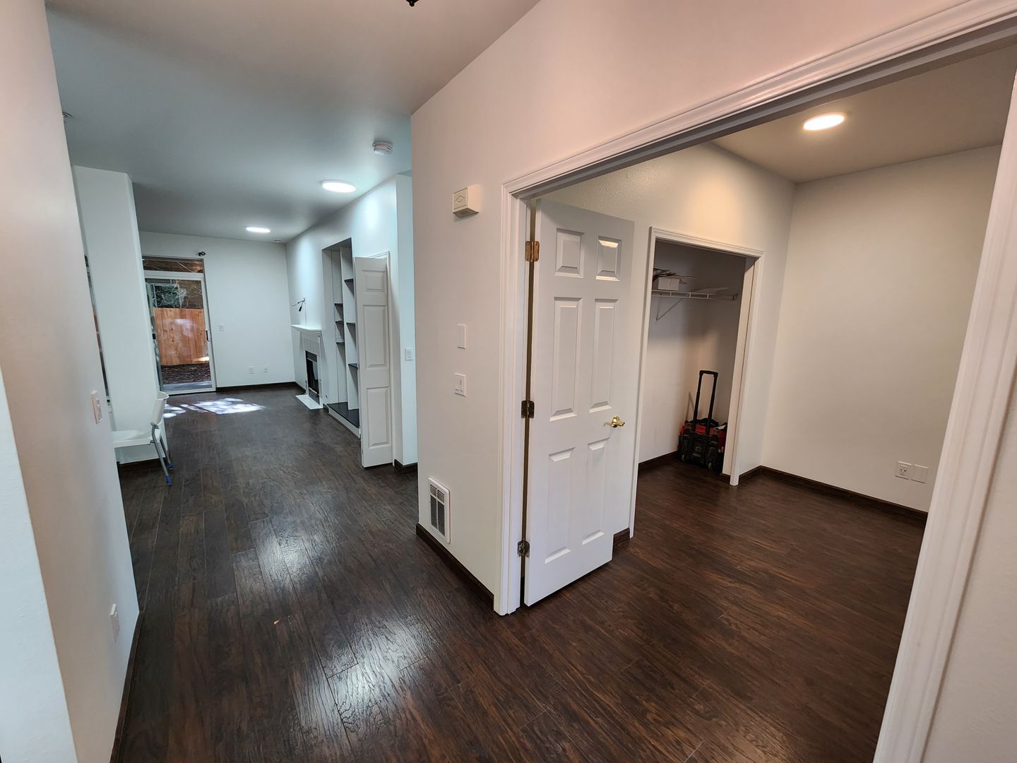 Building Photo - Renovated 3 Bedroom Condo