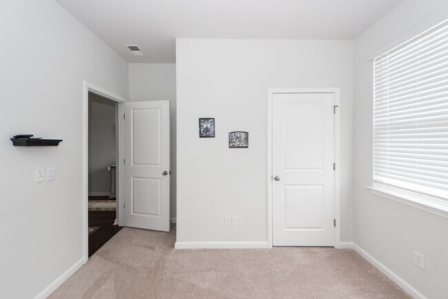 Building Photo - 4 Bedroom 2 Bath Home in French Quarter Creek - Huger