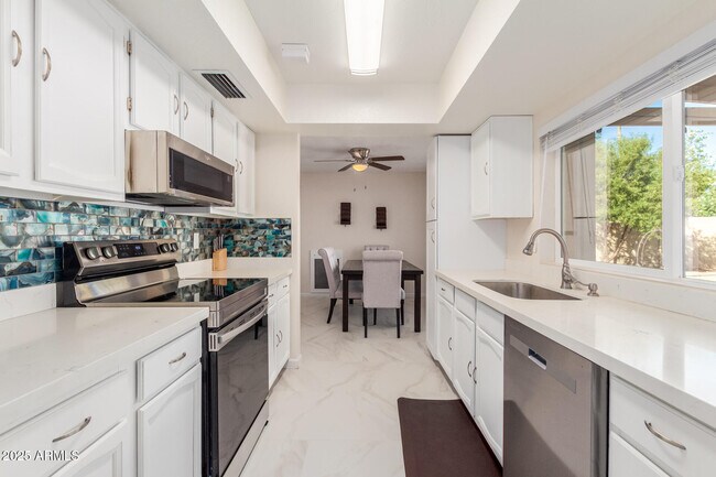Building Photo - 4524 E Voltaire Ave