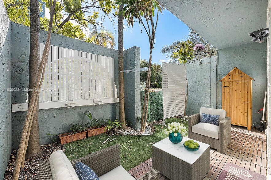 Building Photo - 517 NE 38th St