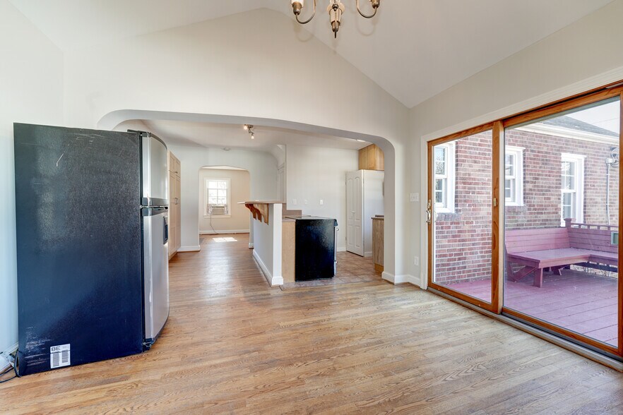 Spacious&sunny Family Rm with hdwd floors! - 4607 N Carlin Springs Rd