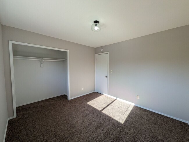 Building Photo - 603 W Routt Ave