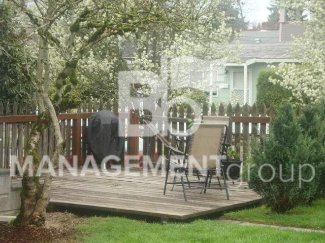 Building Photo - Charming Sellwood Home Offers Lots of Character & Charm!