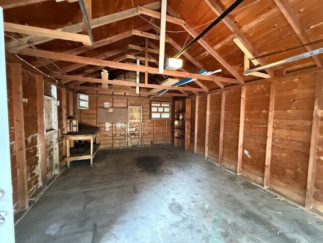 Building Photo - Three Bedroom, Two Bathroom Home! One car garage!