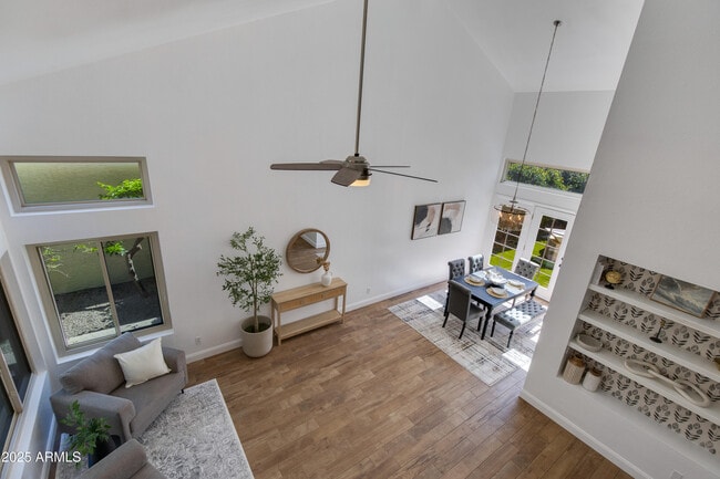 Building Photo - 2119 E New Bedford Dr