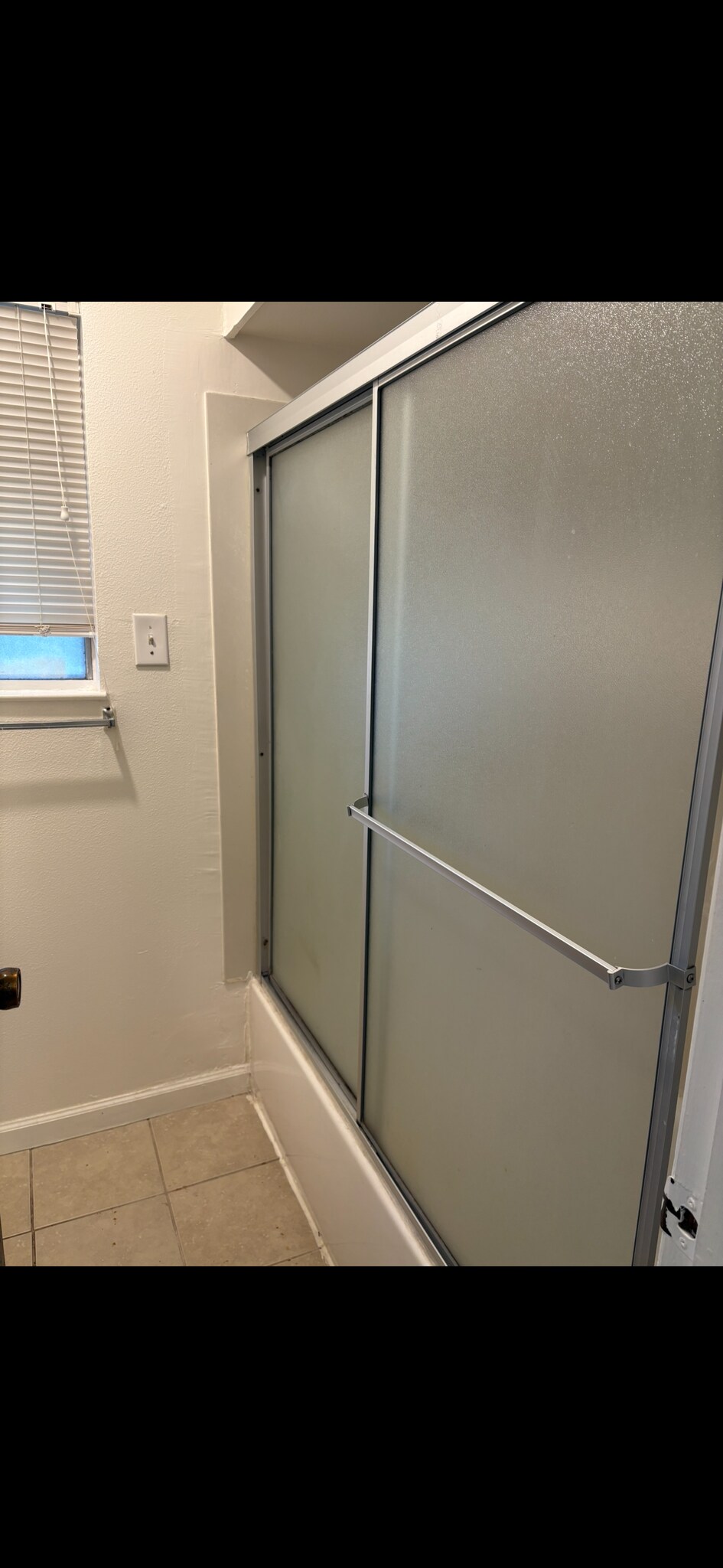 Full bathroom shower - 303 Roundtree Ct