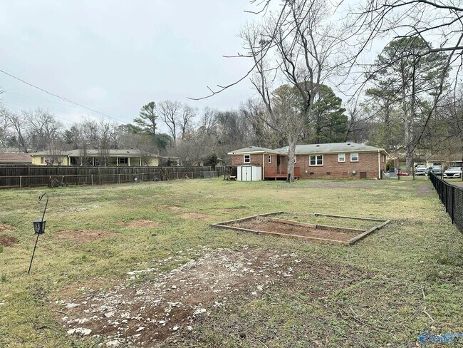 Building Photo - 2209 Viscount Dr NW