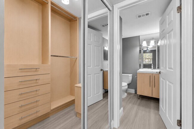 Building Photo - 2881 N Oakland Forest Dr