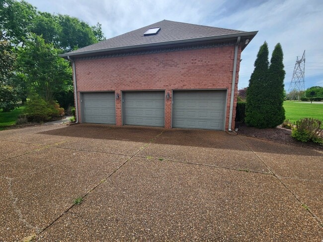 Building Photo - Gorgeous 4/3.5 with amazing back patio!