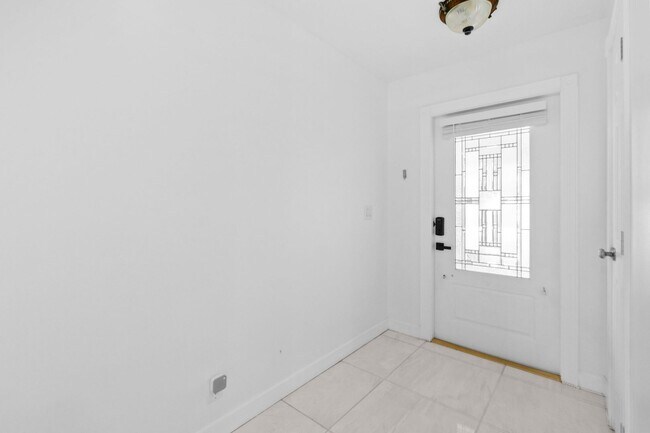 Building Photo - 244 Greymon Dr
