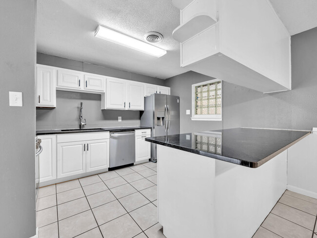 Building Photo - 113 Robinwood Dr SW