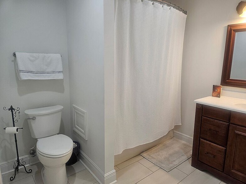 Building Photo - 608 Vanessa Dr