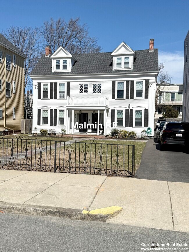 Building Photo - 920 E 4th St