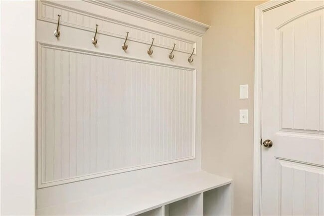 Building Photo - 695 Country Ridge Dr