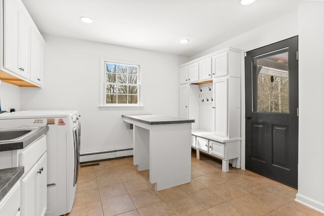 Building Photo - 11 Partrick Ln