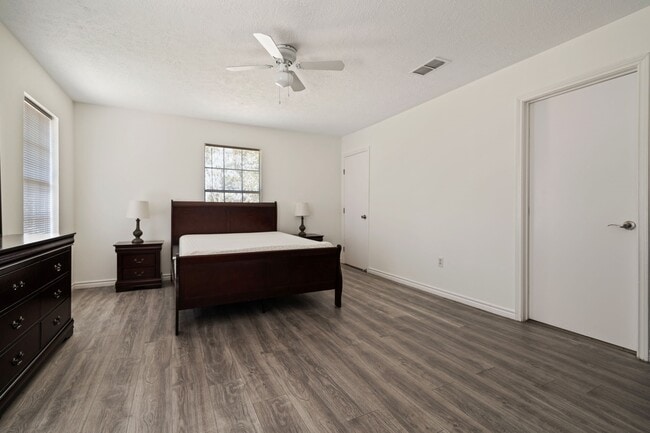 Building Photo - 3550 Mirror Ct