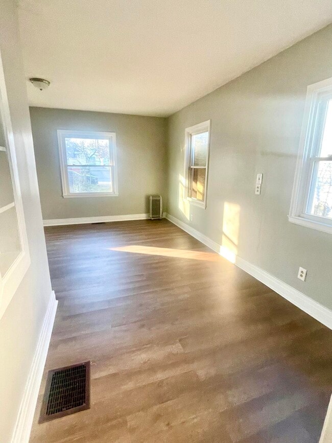 Building Photo - 120 Clyde St