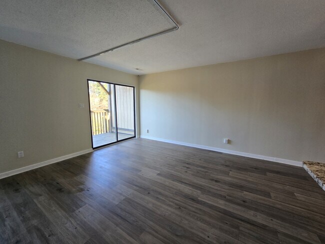 Building Photo - 3071 Huntleigh Dr