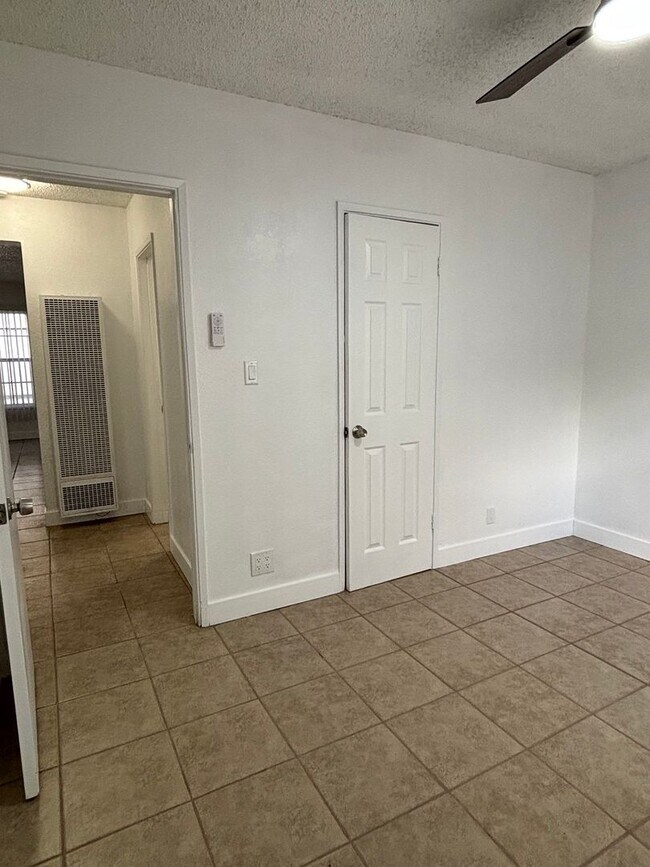 Building Photo - Charming 2 Bedroom Long Beach Apartment - Close to PCH!