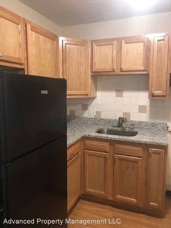 Building Photo - 1045 River St