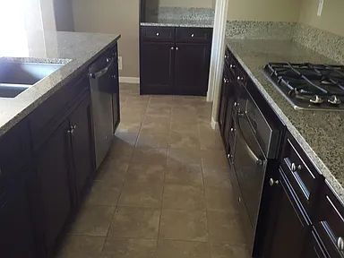 Building Photo - Well Maintained, spacious 3 bedroom single family home nestled in a great neighborhood in Rosevil...
