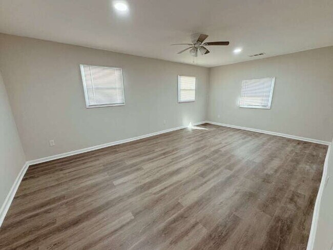 Building Photo - Welcome to this charming ranch-style home ...