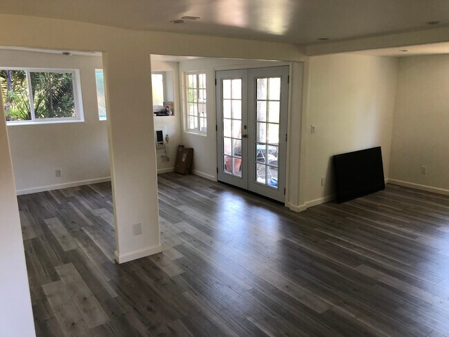 LIVING ROOM/DINING ROOM - 2418 Loma Vista Pl