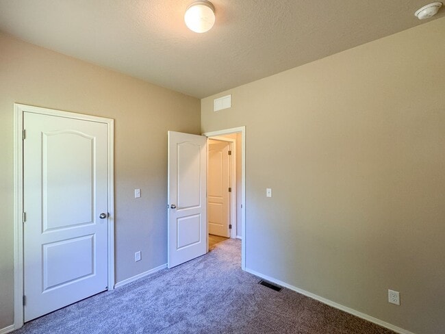 Building Photo - Charming 3-Bedroom Home in Quiet Gig Harbo...