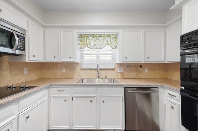 Building Photo - 12707 Trail Hollow Dr