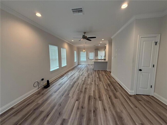 Building Photo - 57415 Oak Ave