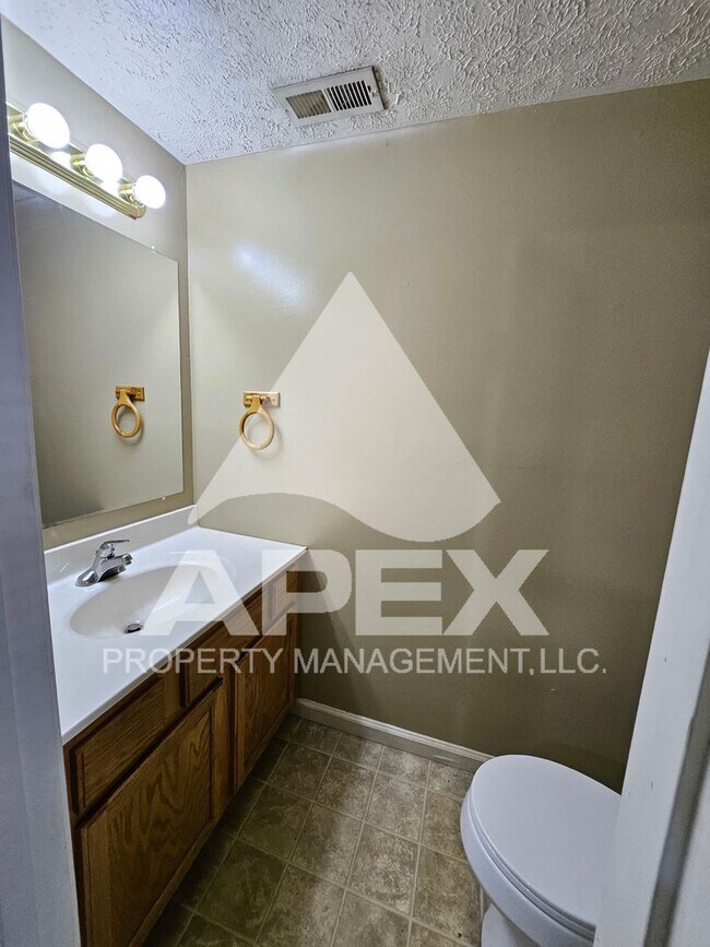 Building Photo - MOVE-IN SPECIAL,NO RENT TIL JUNE 1ST! - Nice 2 Bd | 1.5 Ba Townhouse in West Knox Condo Community!