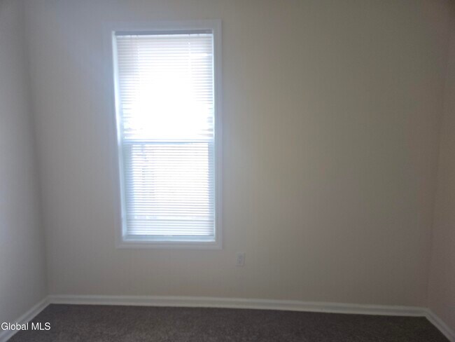 Building Photo - 29 Robin St