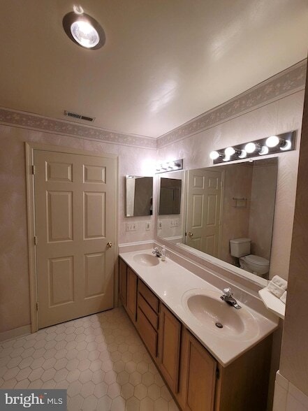 Building Photo - 605 Admiral Dr