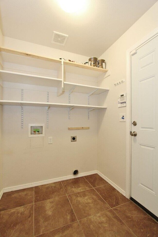 Building Photo - Immaculate Single-Level Home