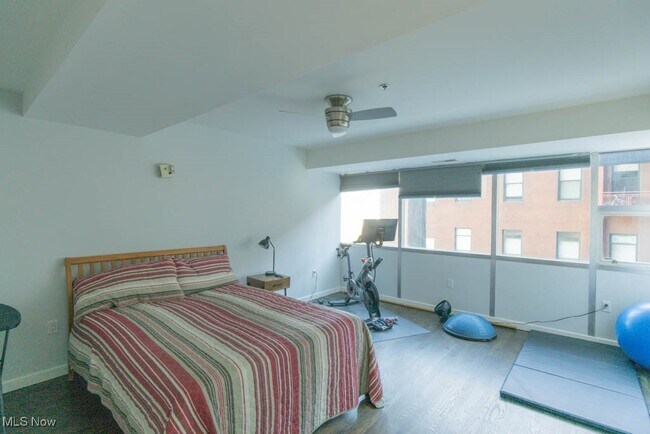 Building Photo - 701 W Lakeside Ave